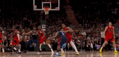 哈登再现晃倒对手后命中3分名场面！与猛龙比赛第二节，比分被追到40-44后，哈登