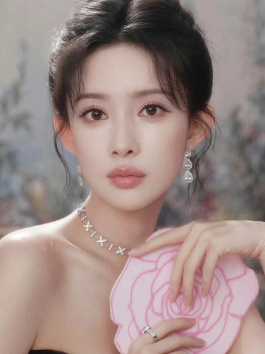 孟子义出镜《红秀GRAZIA》最新封面大片💋