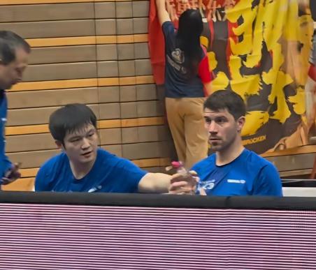 樊振东抢弗朗西斯卡的水喝，一点都不客气😉！
说明樊振东与弗朗西斯卡的
关系很好