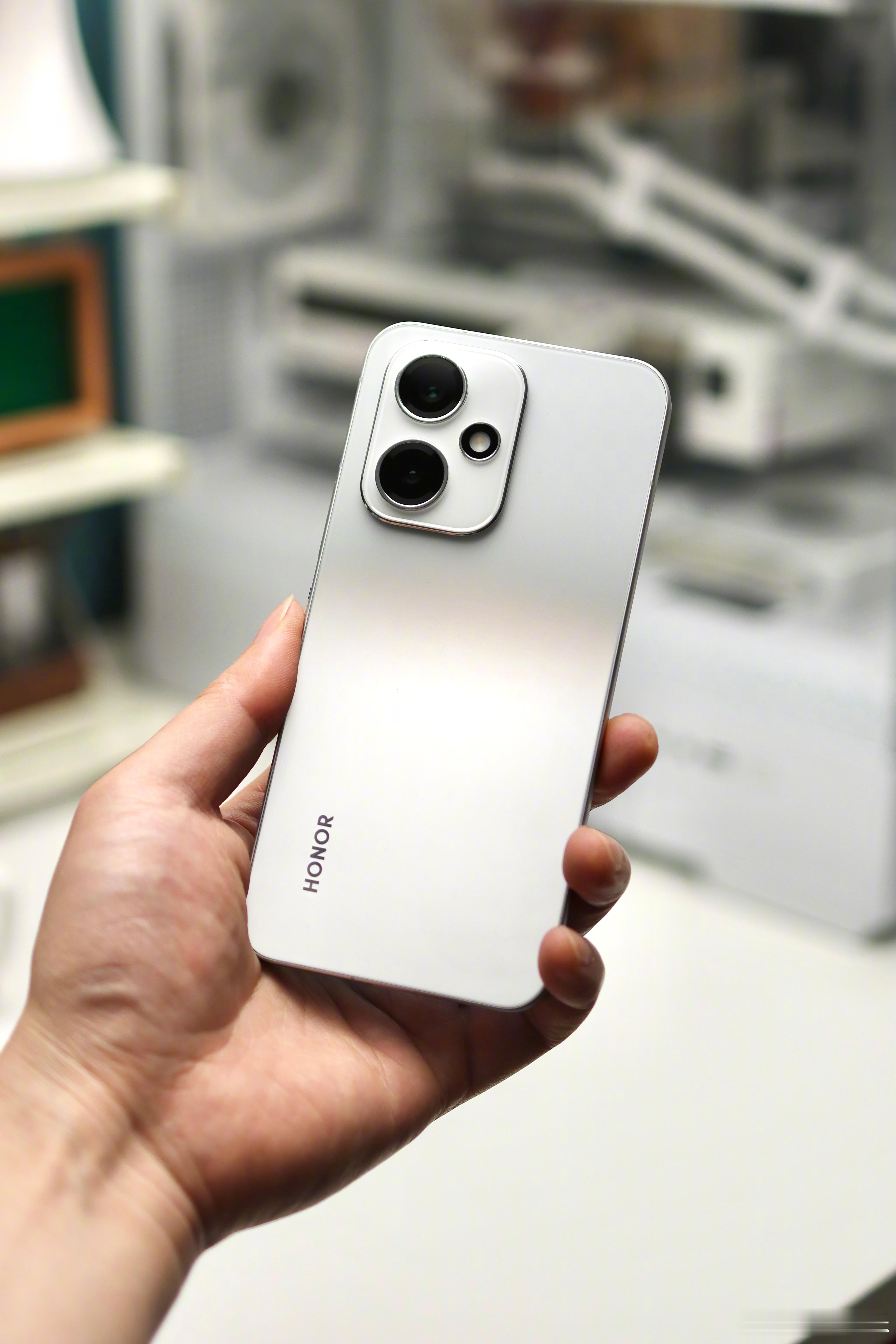 荣耀400的设计还是很有前瞻性，方形模组，双摄排布，直角边框，干练简洁，其他厂商