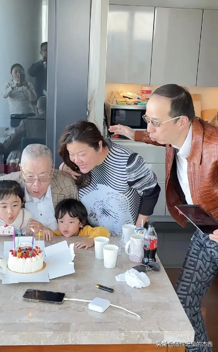这是87岁钢琴家刘诗昆的一家人合影，画面温馨和睦，其乐融融的。刘诗昆头发基本白完