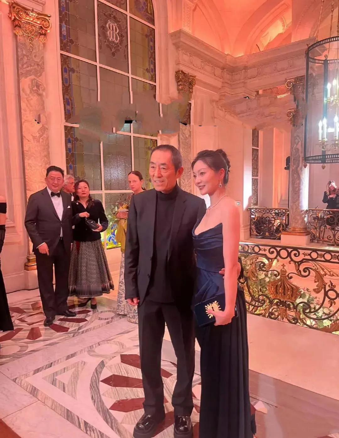 张艺谋夫妇和任达华夫妇出席巴黎名媛舞会，张艺谋化身拍客，对着老婆陈婷不停狂拍，老