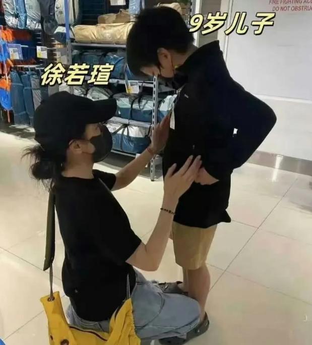 先甜后苦呀！[心]

原本徐若瑄和丈夫离婚之后，和儿子相依为命已经够可怜了。
