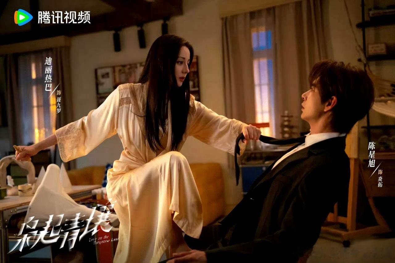 #枭起青壤杀青官宣#迪丽热巴和陈星旭的《枭起青壤》今日杀青！《枭起青壤》故事讲述