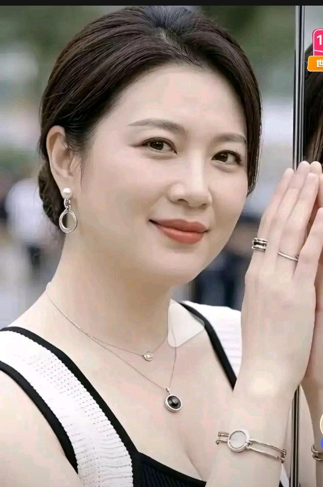 骨子里大气的女人，就像夜空中最亮的星，可遇不可求。
我认识一位这样的女性，她在工