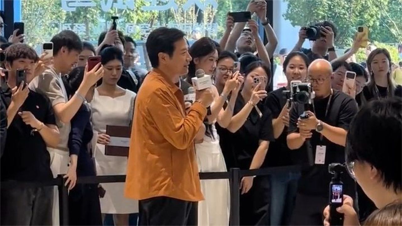 小米澎湃交付现场，雷军和车主粉丝一起合影交流，