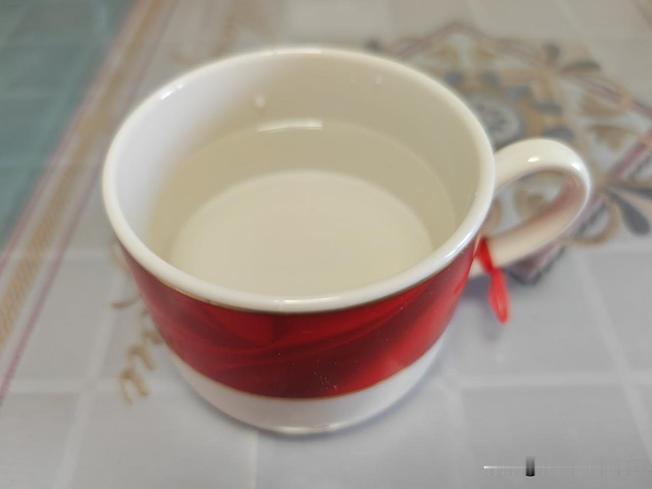 早上起床,你该喝温水还是凉水?
我是多少年的生活习惯，早晨起床喝一杯温水，喝凉水