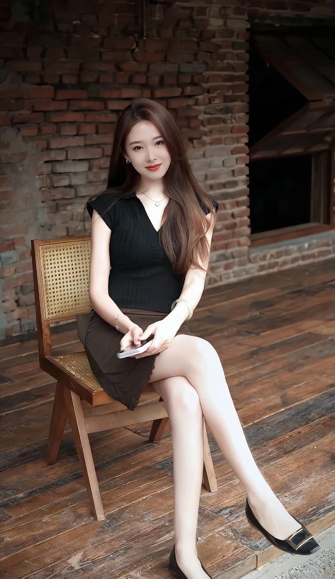 红袖添香夜，静坐听风吟。舒适美丽穿搭