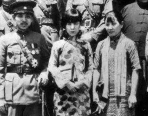 那天，一个女人突然爬上张学良的床，哀求说：“汉卿，我真的爱你，再给我一次机会吧！