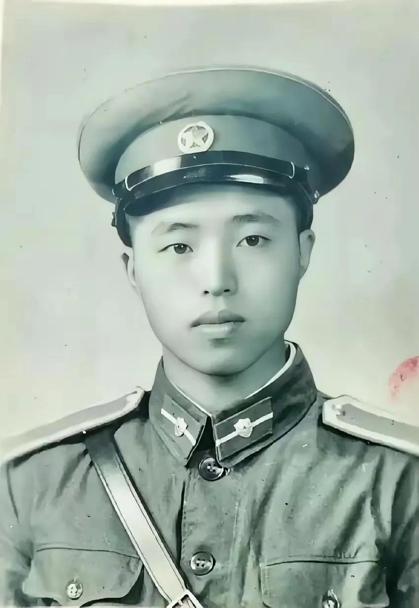 大家仔细看，这名解放军战士是哪个军种呢？
照片中，这名解放军战士身穿55式军装，