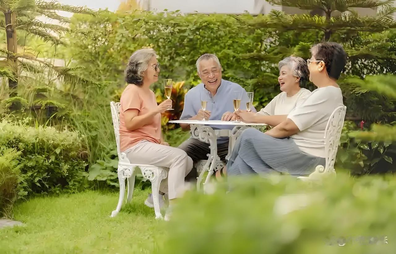 晚年生活，独处与交流轮流真的是绝佳状态。
像上海的赵阿姨，72岁独居21年，每天