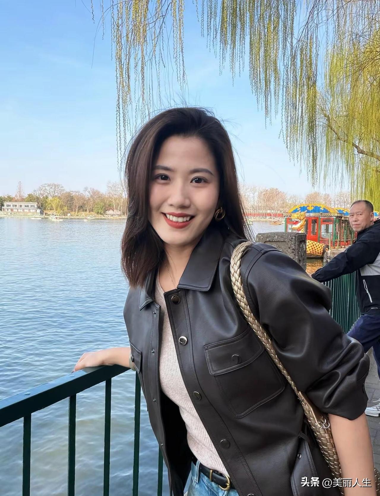 一枝两枝千万朵，粉霞满枝，如云似雪。美了你也美了我