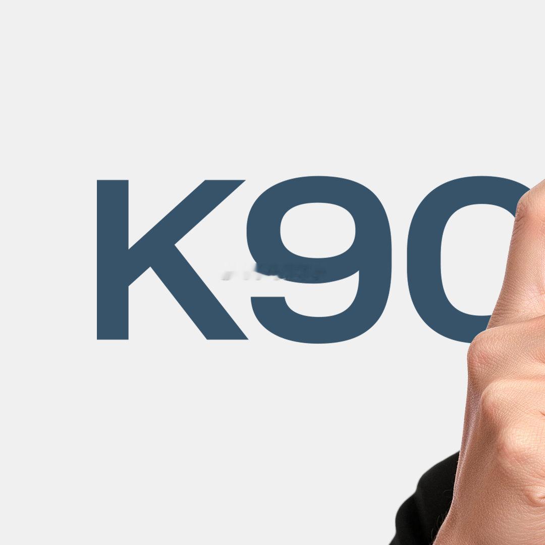 K90Max的天际蓝，真好看。不张扬不扎眼，机身设计也简单，没有多余的装饰，手感