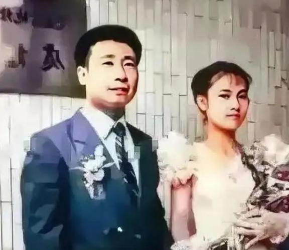 1983年，曾叛逃到台湾的飞行员王学成结婚了，在婚礼上，王学成笑得满脸灿烂，开心