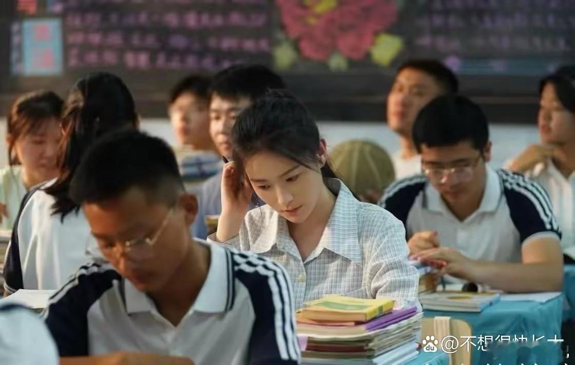 导演这是为了突出谁是主演，只给一个人化了妆，还不让他穿校服 ​​​