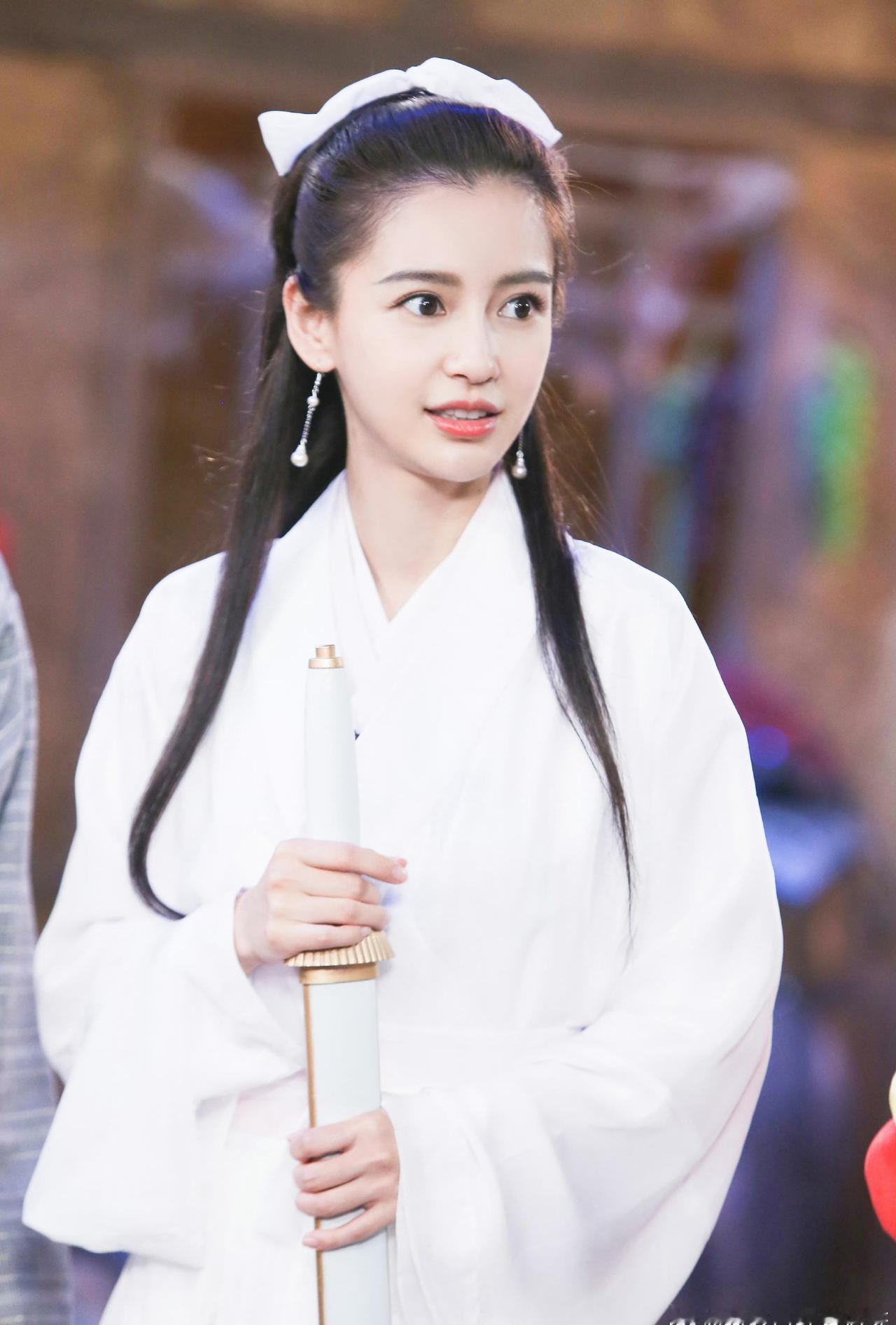 🥘angelababy 

"枫叶飘向九月的乡野，我怀揣着心动与你邂逅""𝓣