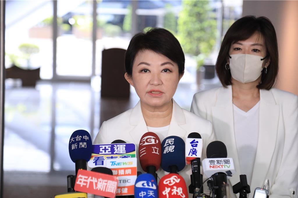 才到货两架无人机，弯弯就乐了。
台中市长卢秀燕9月15日公开表态，肯定首批2架无