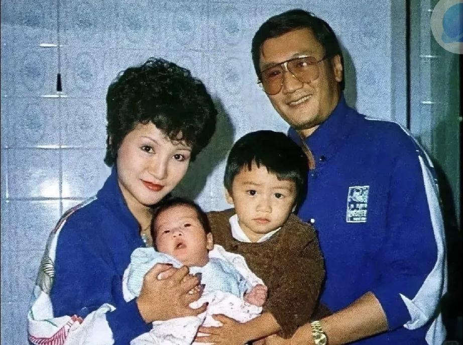 爸爸是谢贤， 妈妈是狄波拉，哥哥是谢霆锋，谢婷婷是全家的小团宠。
长大后嫁了个有