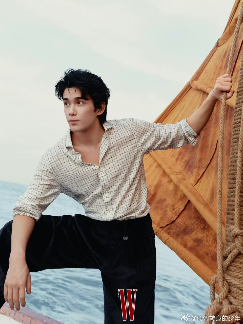 吴磊W中文版，这身材比例真的绝了✨ ​有了成熟男人的魅力！ ​​​