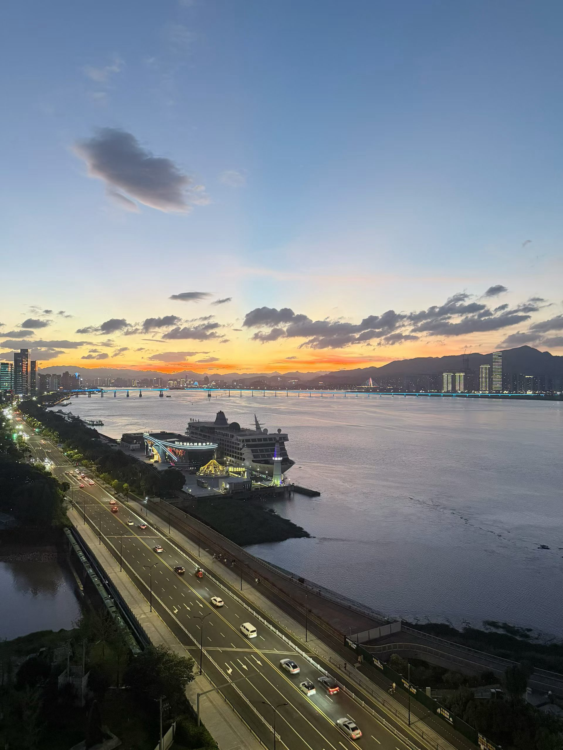 下午夕阳还好的船 现在倒了！温州也是夸张，此社会不简单。明明台风已经过了、江边船