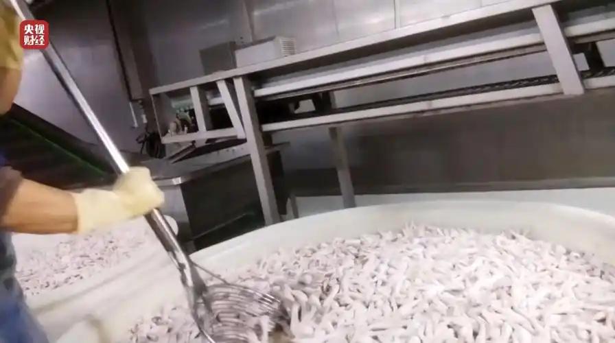 315曝光网红毒鸡爪！竟是双氧水泡的，别再买给孩子吃！那些在各大平台销量破万、被