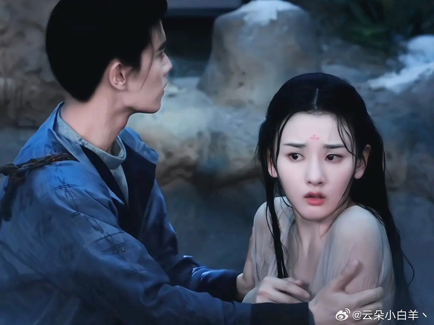 宋祖儿宋祖儿金树林红毯造型 一双鸳鸯戏在雨中那水面。 