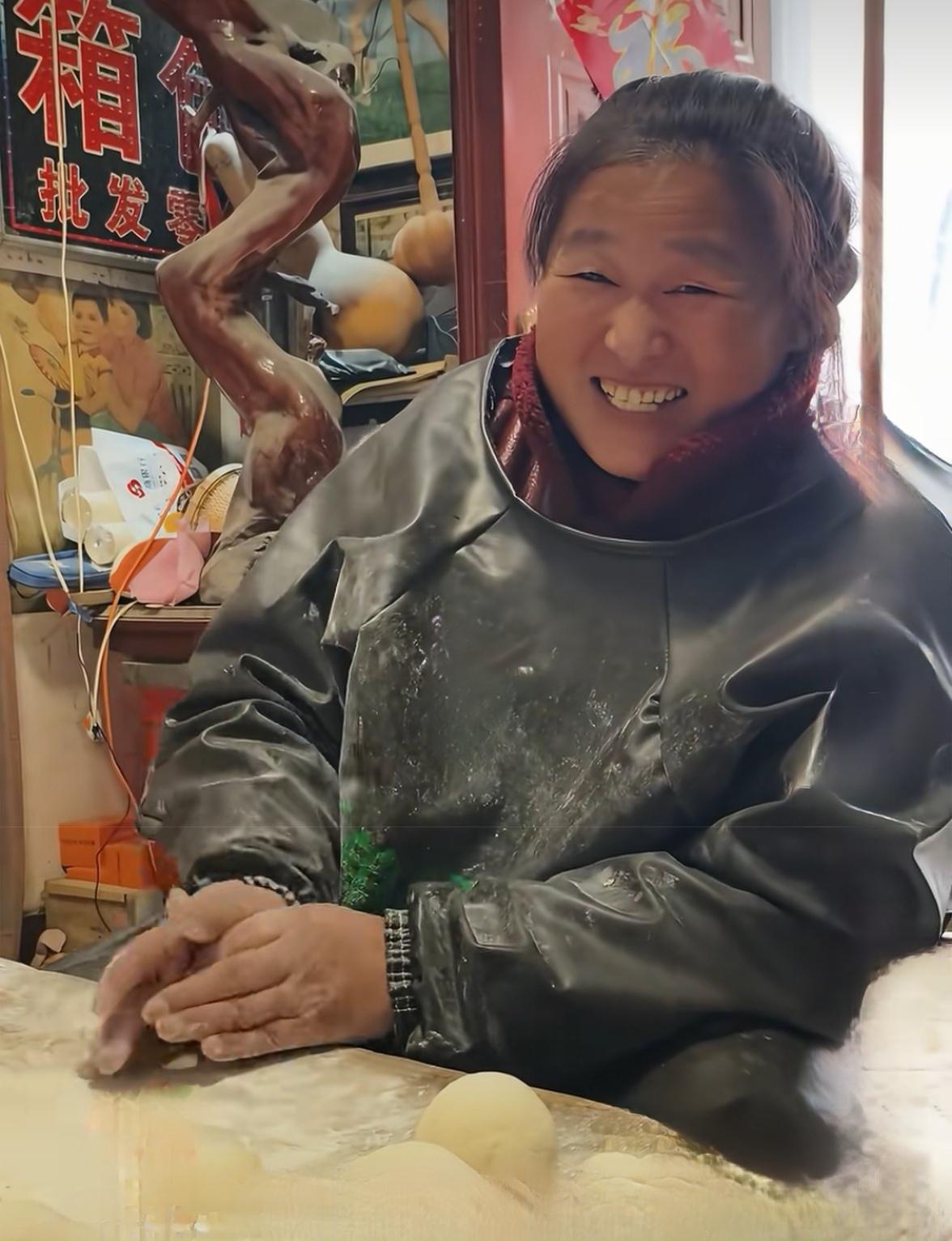 朱之文媳妇穿这么多，他们家得多冷？干活这样不得劲吧？厨房杂货太多，不利索。