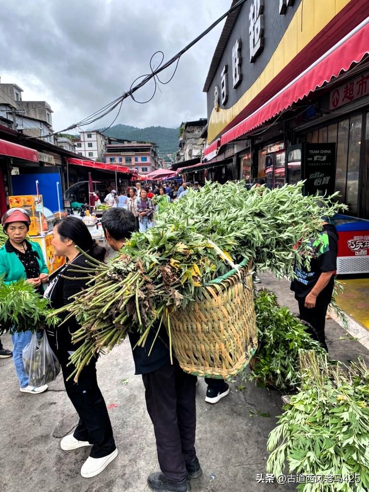 去年第一次来贵州桐梓楚米避暑房住，一个夏天都闻中药味。味道便是二楼这家飘上来的。
