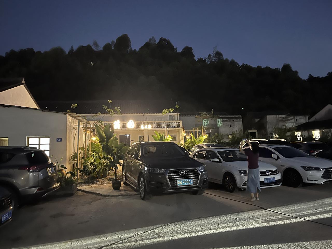 夜晚停车场，不一样的农庄，没有导航都找不到这个地方！