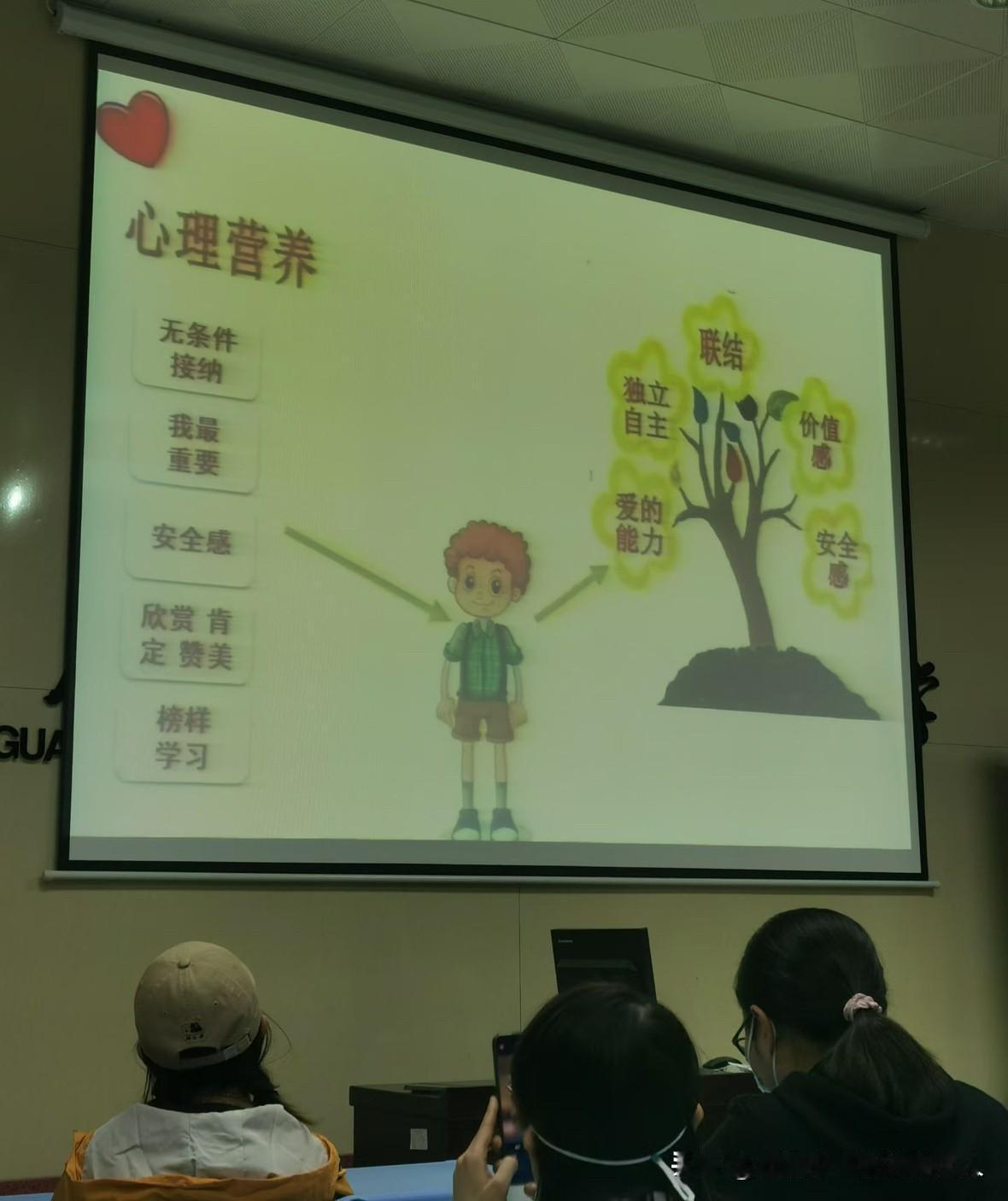 我们这一生，会被贴上很多身份标签，先是父母捧在手心的孩子，在他们的庇护下长大；后