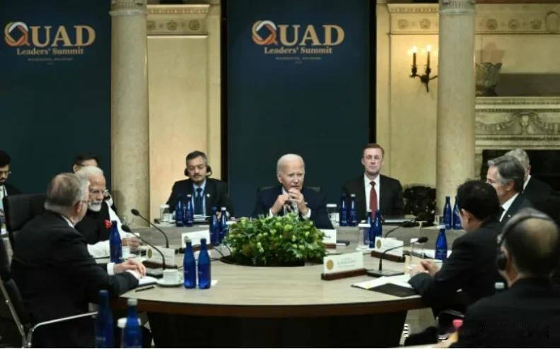 一边狂撒16亿美金抹黑中国，一边在国际会议针对东大，说老美是我们最大的“狂热粉”