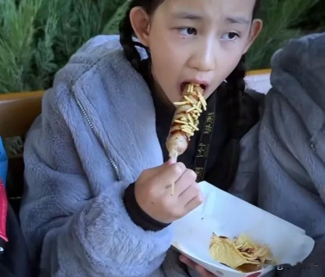 最近有网友在西湖边偶遇黄磊孙莉一家四口出游，画面特别温馨。11岁的二女儿黄少艾和