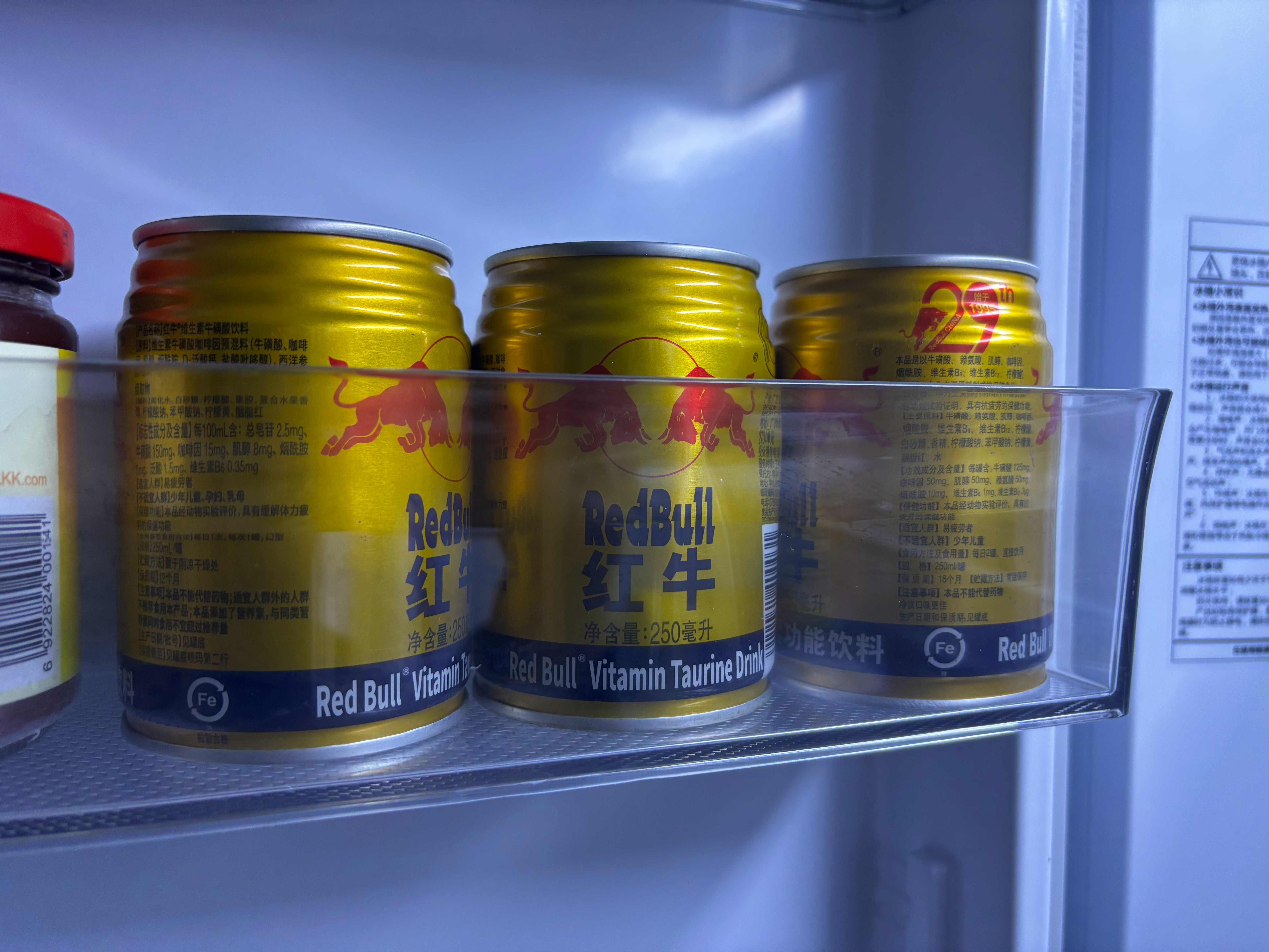 冰箱里的红牛，再不喝就要过期了，这玩意喝了真睡不着 