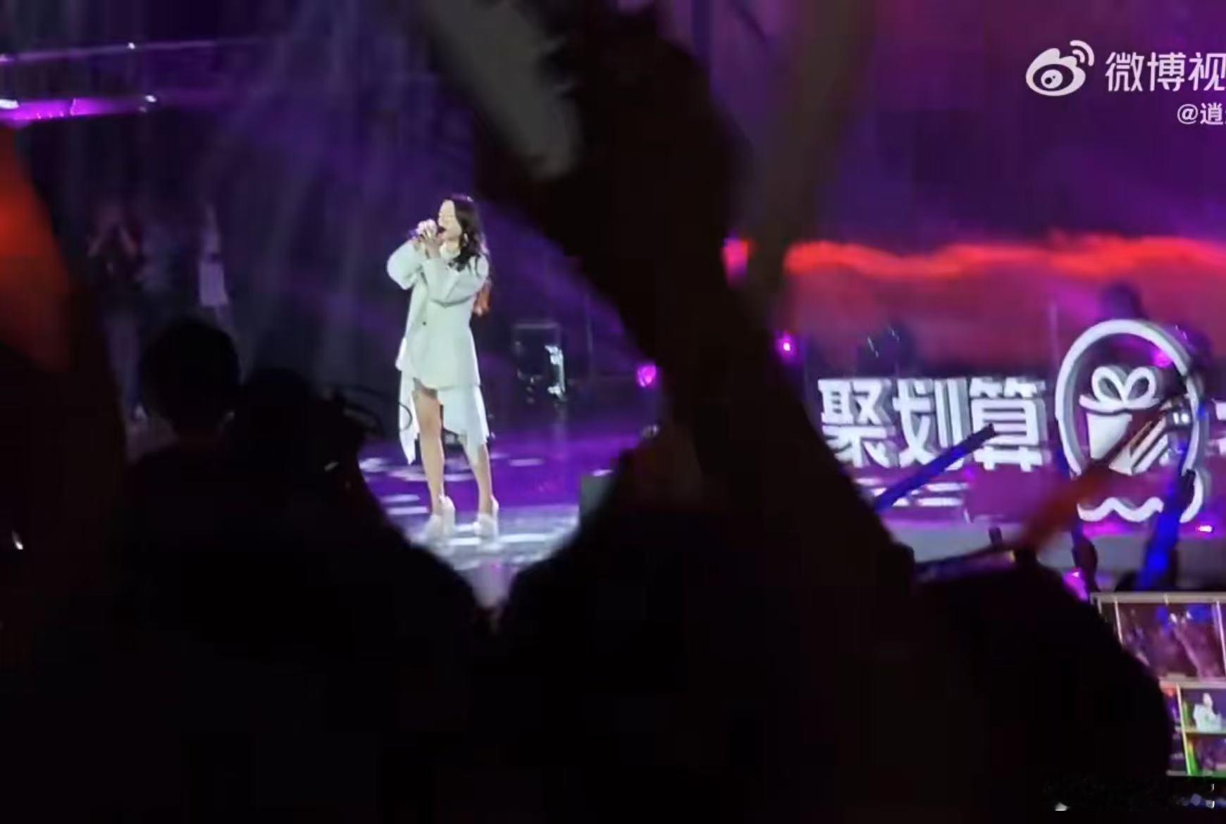 谭维维如果有来生万人大合唱谭维维的现场给我们带来了太多的惊喜，想必大家都能被这样