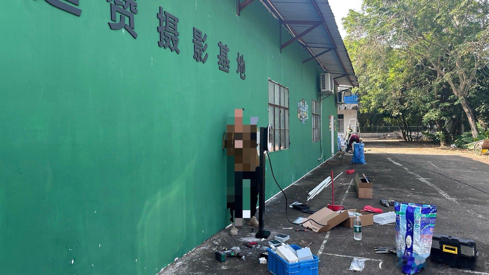 现在的充电桩做得越来越小看上去还有点精致 