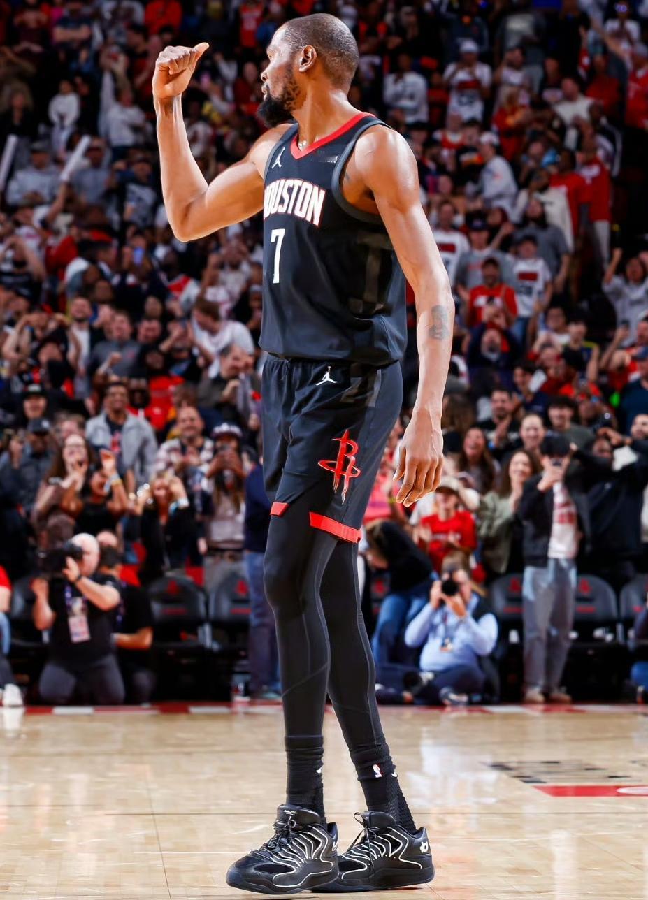 火箭108-99灰熊，谈三件事。
1、杜兰特虽说上半场只有13投4中，手感冰凉，