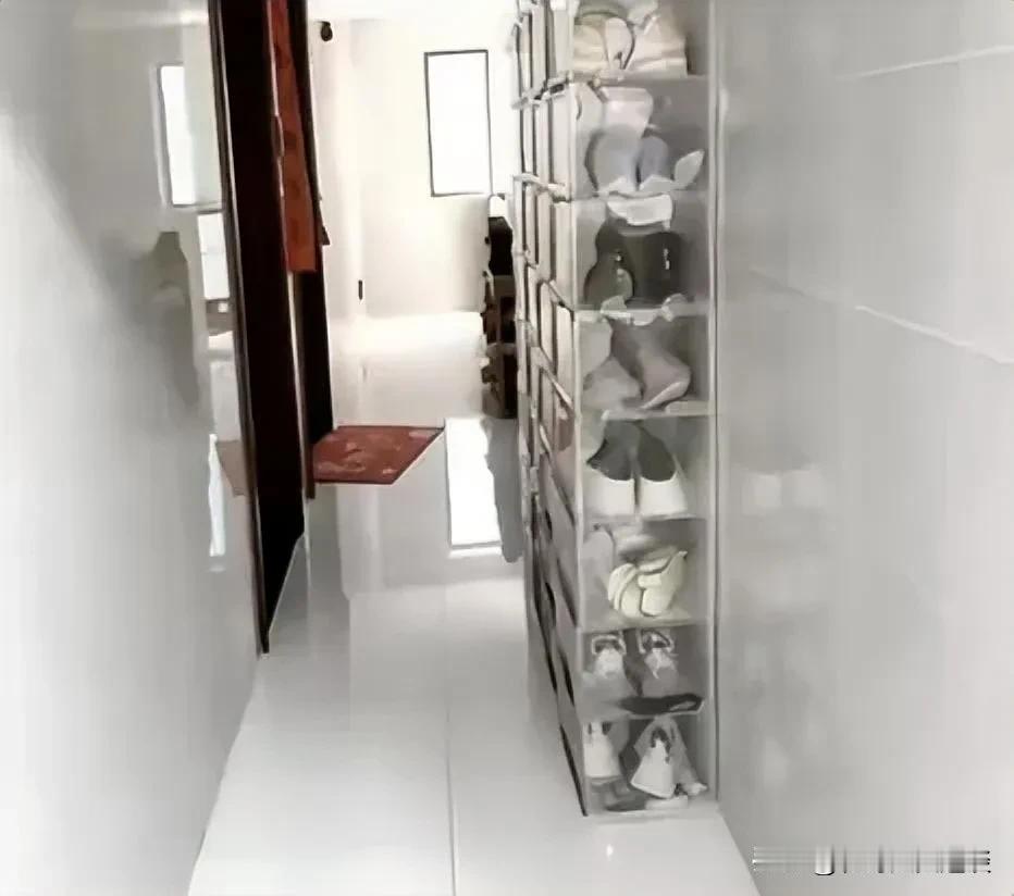 邻居家的鞋架真会放。本身过道就不宽，邻居家又在楼道里放了一个鞋架，这样路过的时候