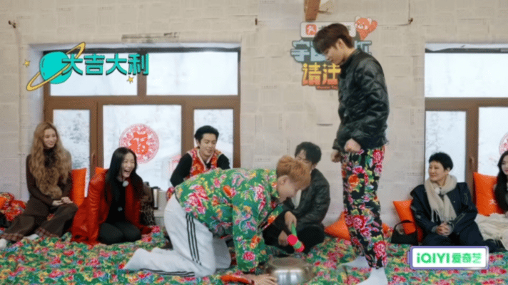 黄子韬刘耀文互相磕头 过年仪式感天花板：黄子韬刘耀文互相磕头！关键磕着磕着居然燃