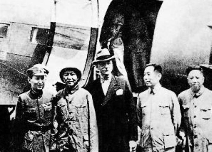 1945年，毛泽东和蒋介石首次会面，蒋介石在日记中写下脑筋深受刺激的真实感受！