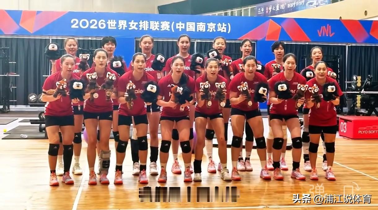 南京体育官方发布了中国女排“我们赛场见”的集体喊话视频，虽然中国排协官方公布了1