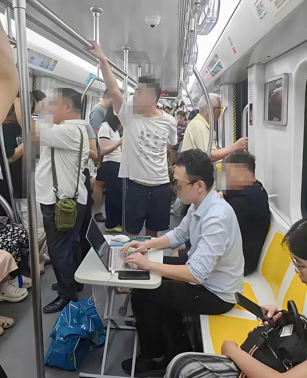 996对于当下上班一族来说，都是很可怕的一件事情了。

居然还有人在地铁打开电脑