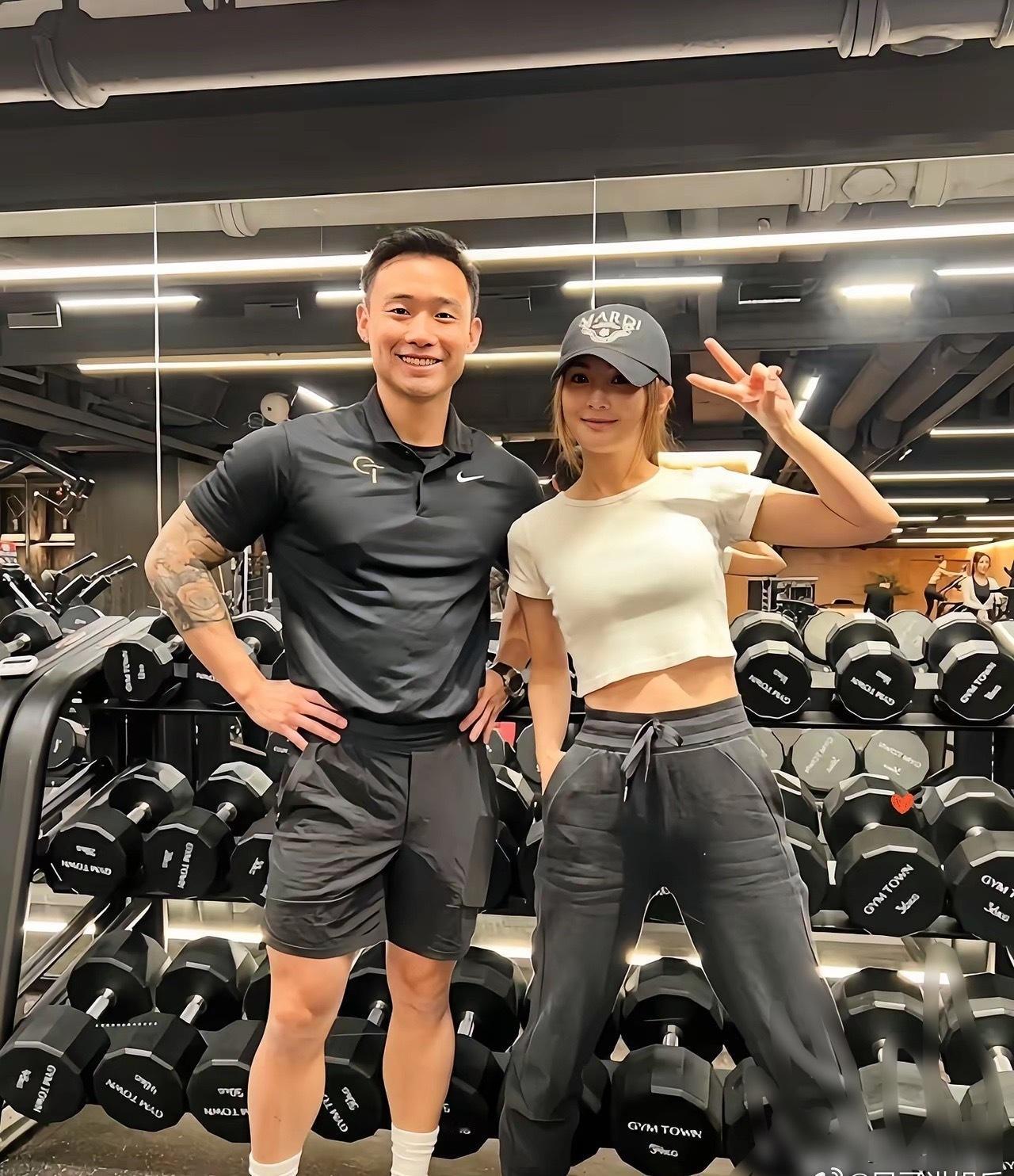 我严重怀疑，
​蔡卓妍这么多年坚持单身，
​不是因为没人喜欢，也不是躲绯闻，而是
