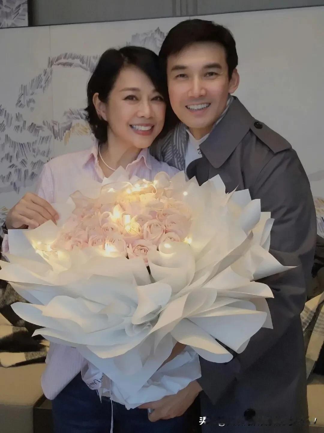 陈松伶53岁生日与老公张铎甜蜜庆祝，幸福，陳松伶昨日（21日）迎來53歲生日，小