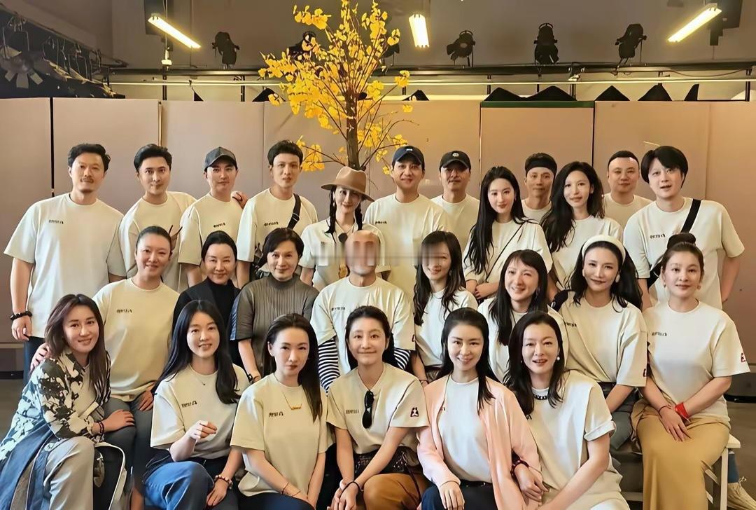 神仙姐姐刘亦菲同学聚会合照，这一桌看外表感觉都不是同辈人了 