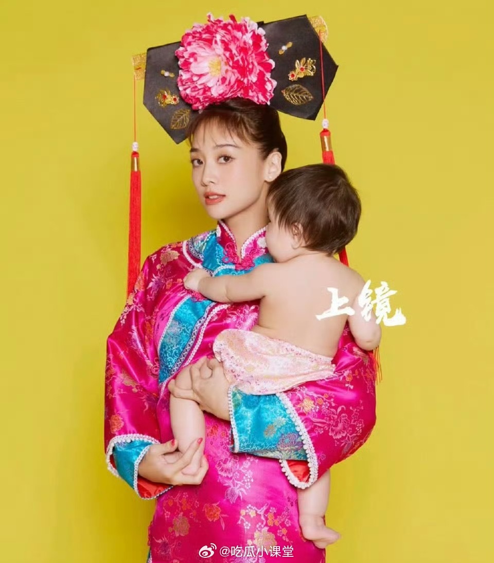 鬼鬼晒母女合照“我是小孩的爸爸也是妈妈”，鬼鬼这句话说得挺有力量。未婚生育，自己