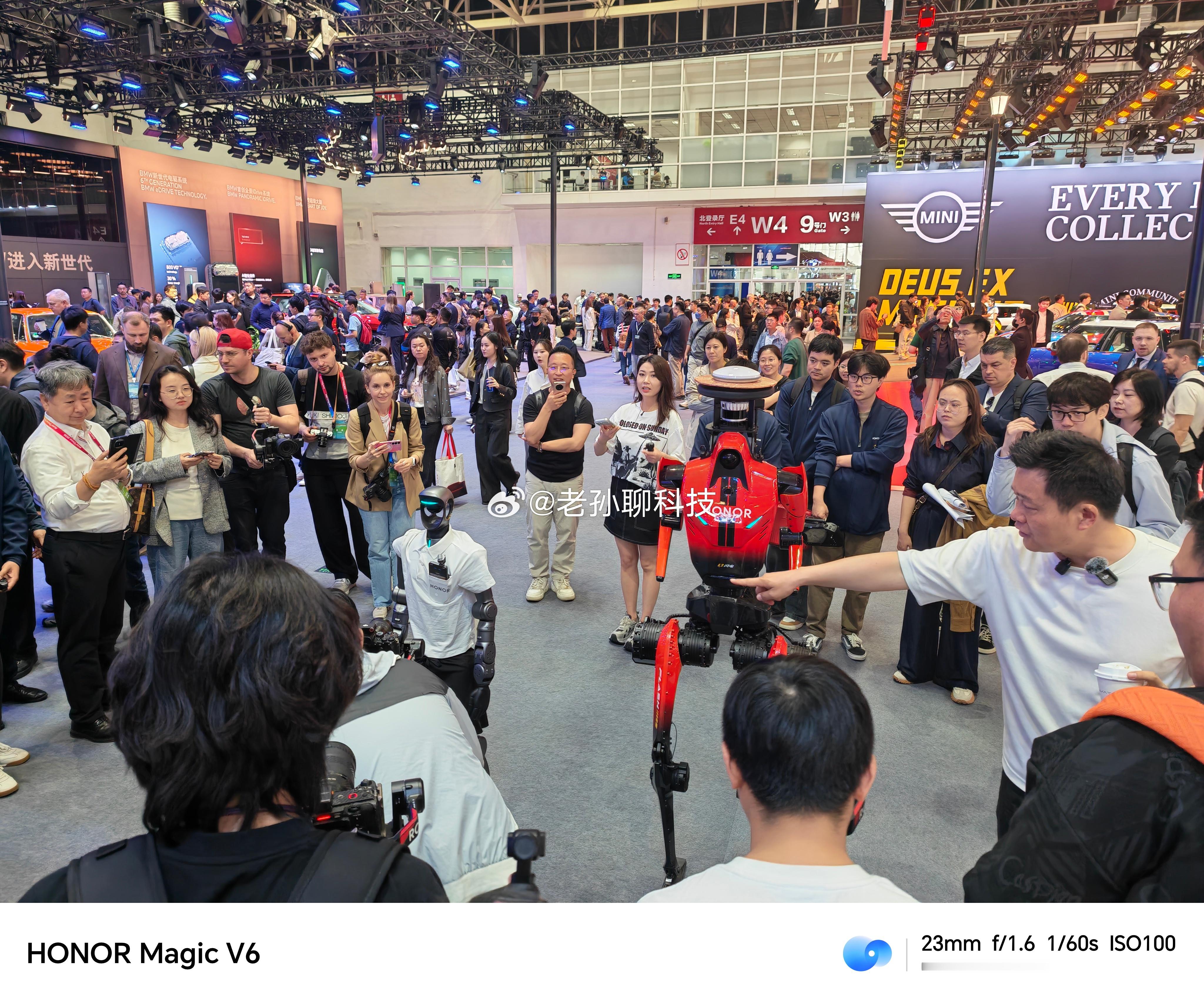 荣耀机器人跑完马拉松又来当车模荣耀的闪电机器人实在太忙了，跑完马拉松之后又去当车