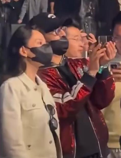 汪峰携女友森林北看演唱会  网友发现，结婚明星汪峰大叔带着小女友森林北去看了演唱