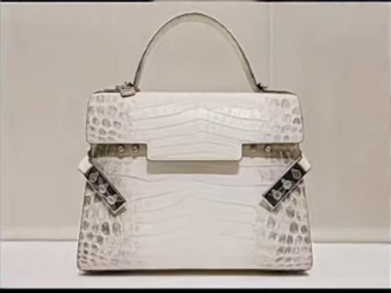 “到底是亏了还是赚了？”妻子告诉丈夫说花2000多买了个包，谁知被丈夫偷偷转手卖