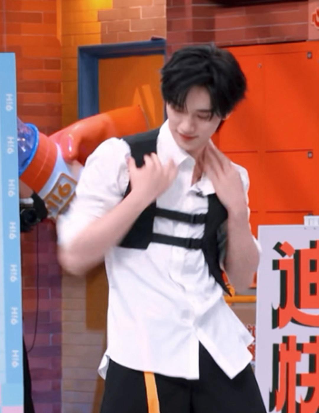 好热啊丁程鑫你在空气里加了什么 

丁程鑫你好星期六 ​​​