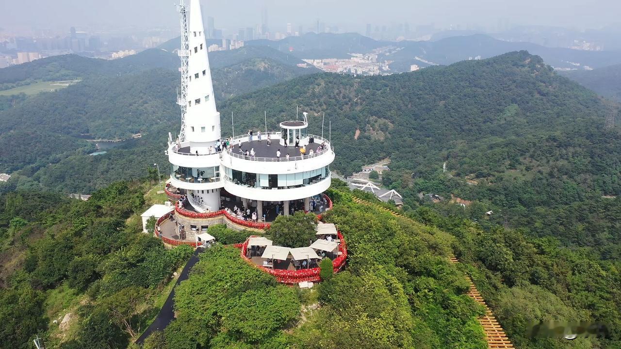 大连市内的爬山攻略，包含了不同山峰的特点、路线及交通方式等内容：

莲花山
特点
